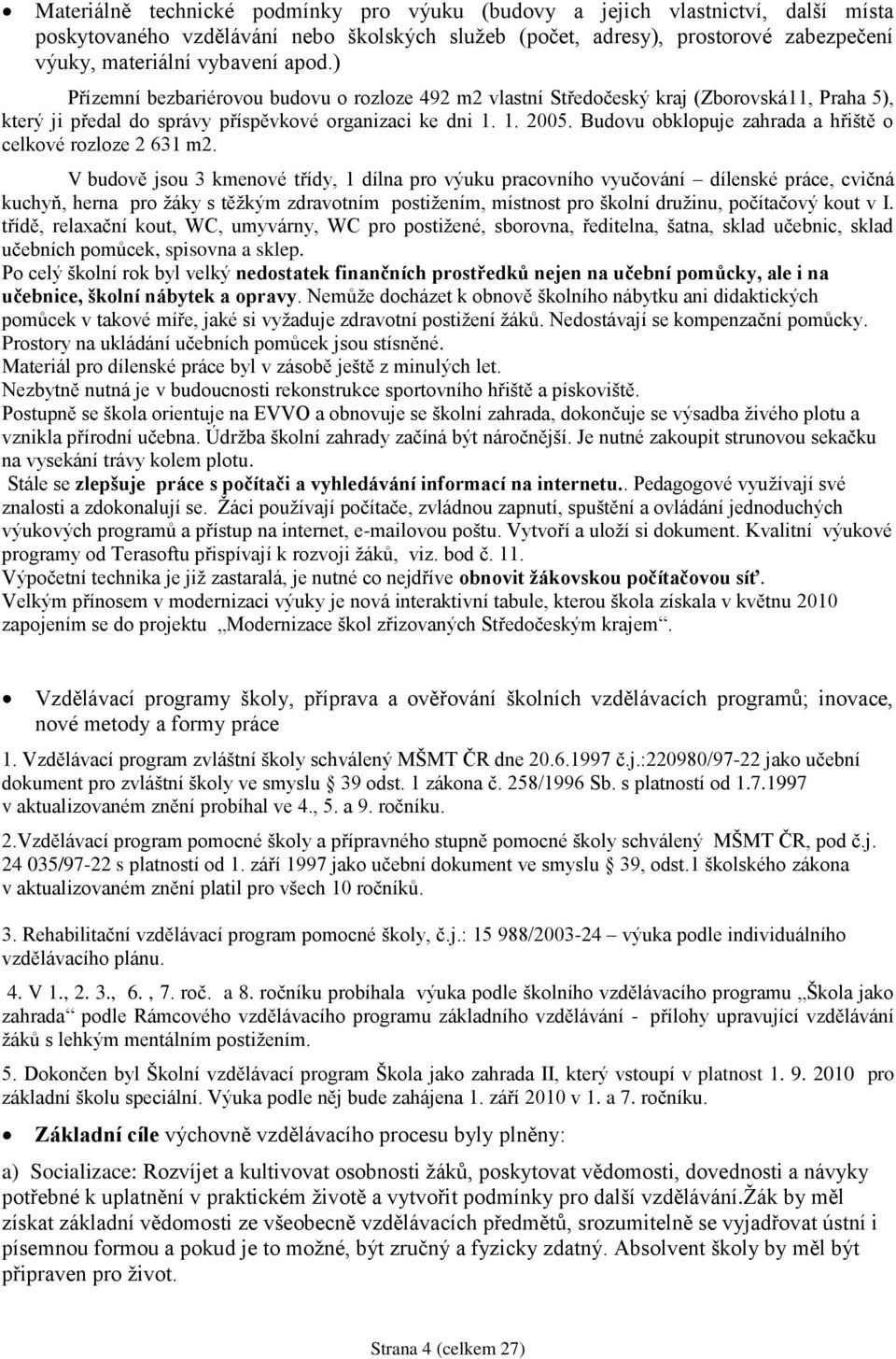 Budovu obklopuje zahrada a hřiště o celkové rozloze 2 631 m2.