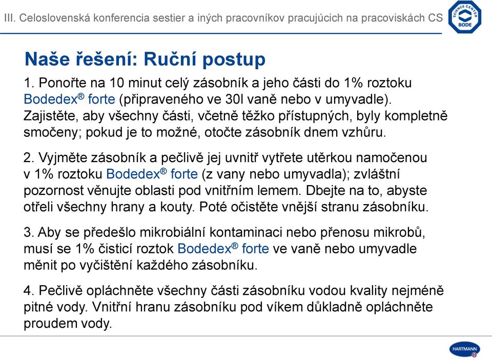 Vyjměte zásobník a pečlivě jej uvnitř vytřete utěrkou namočenou v 1% roztoku Bodedex forte (z vany nebo umyvadla); zvláštní pozornost věnujte oblasti pod vnitřním lemem.