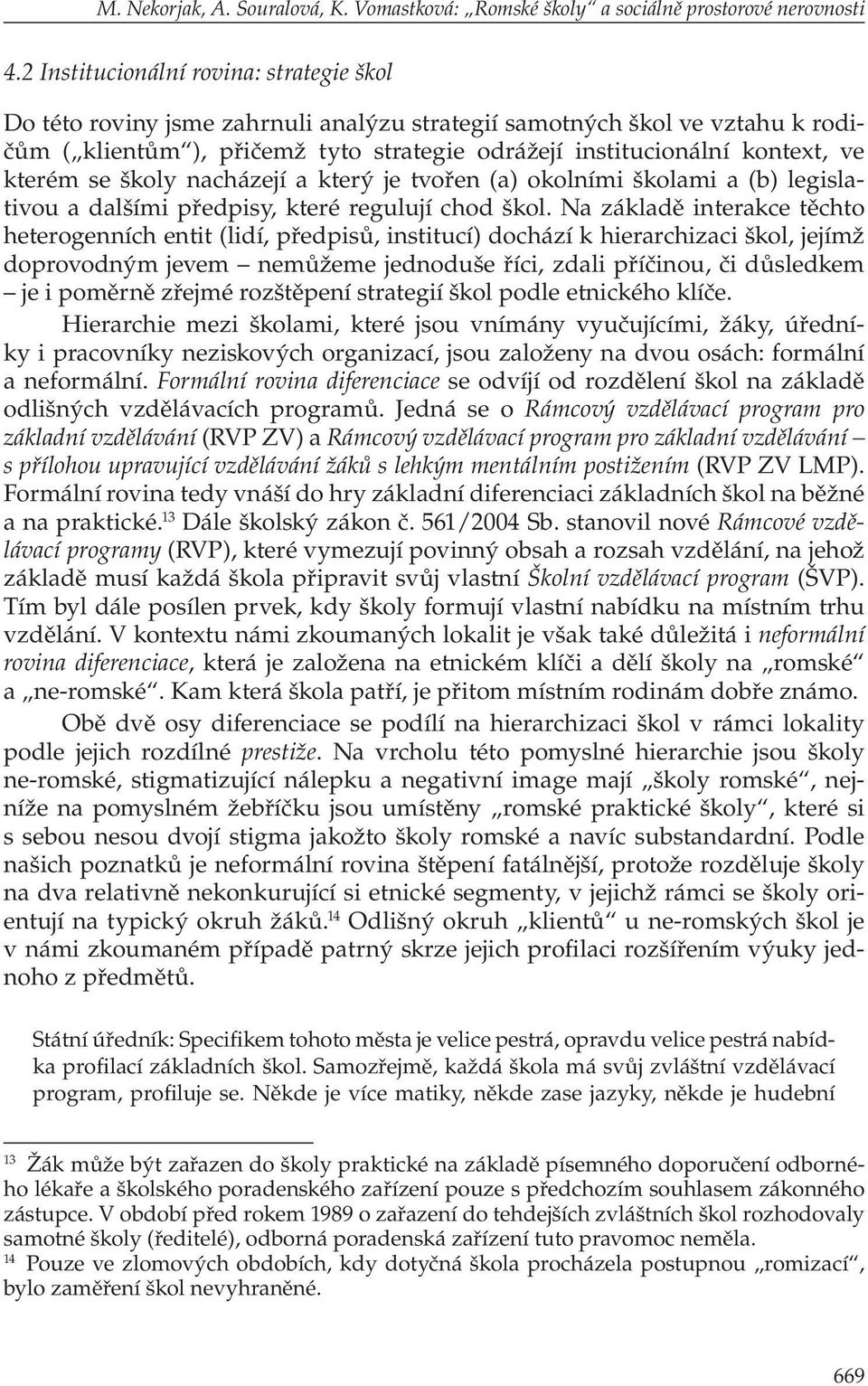 kterém se školy nacházejí a který je tvořen (a) okolními školami a (b) legislativou a dalšími předpisy, které regulují chod škol.