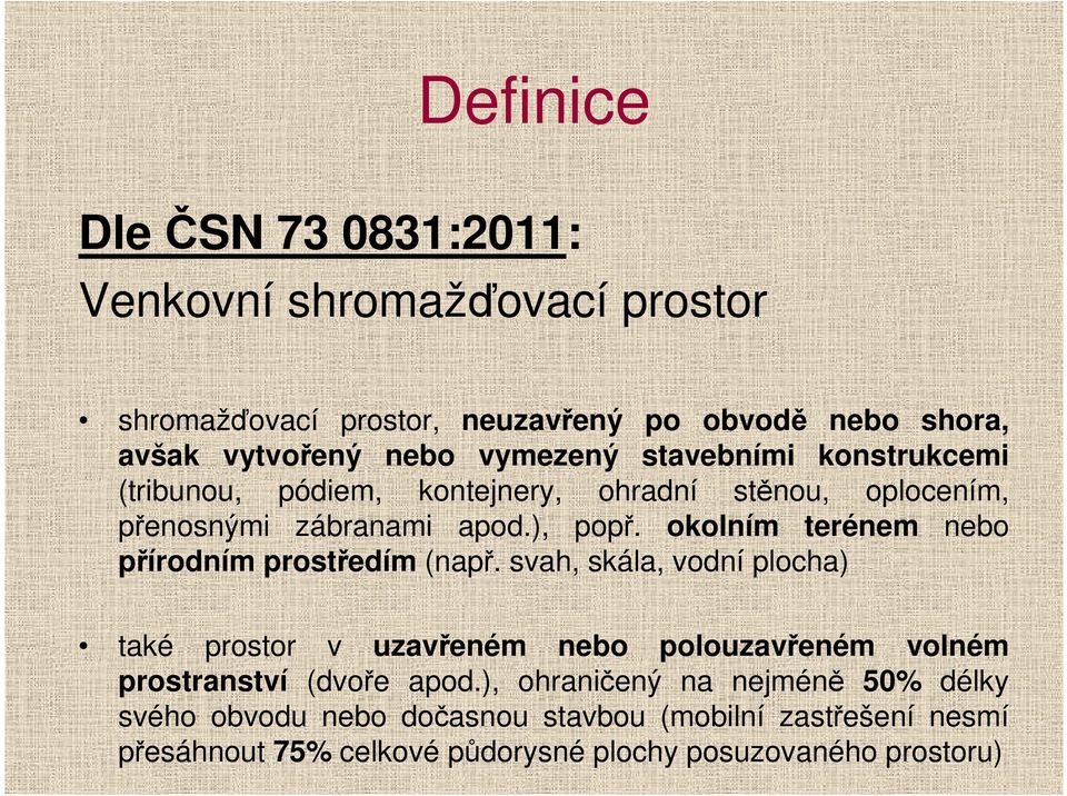 okolním terénem nebo přírodním prostředím (např.