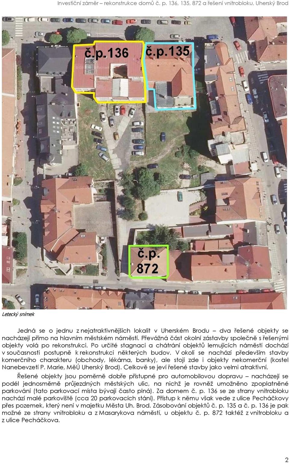 V okolí se nachází především stavby komerčního charakteru (obchody, lékárna, banky), ale stojí zde i objekty nekomerční (kostel Nanebevzetí P. Marie, MěÚ Uherský Brod).