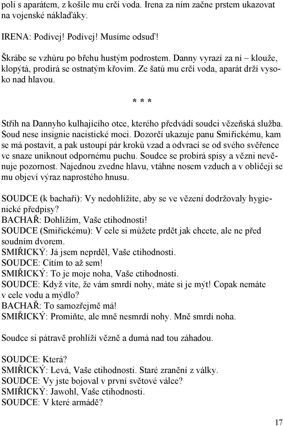 Soud nese insignie nacistické moci. Dozorčí ukazuje panu Smiřickému, kam se má postavit, a pak ustoupí pár kroků vzad a odvrací se od svého svěřence ve snaze uniknout odpornému puchu.