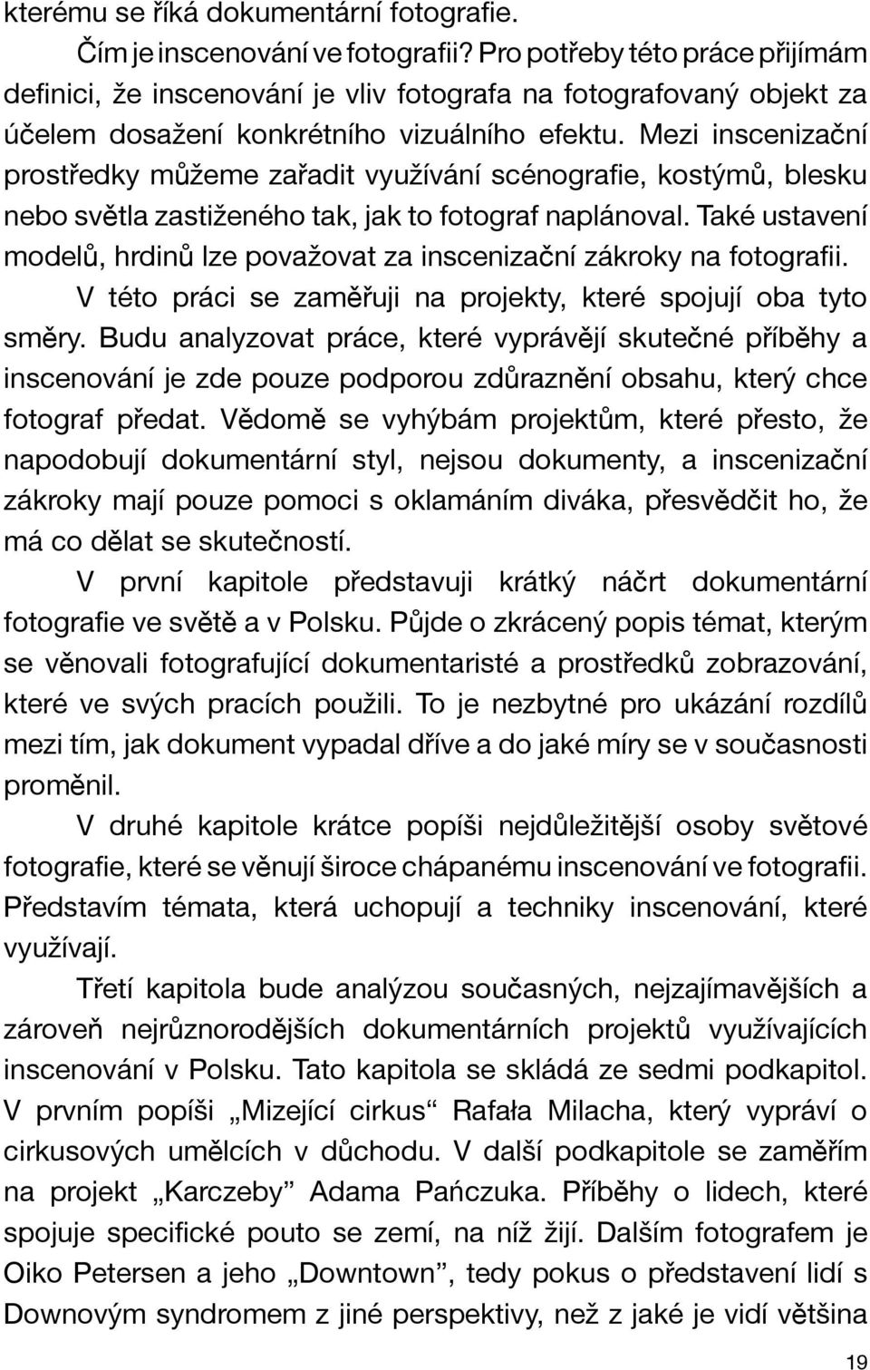 Mezi inscenizační prostředky můžeme zařadit využívání scénografie, kostýmů, blesku nebo světla zastiženého tak, jak to fotograf naplánoval.