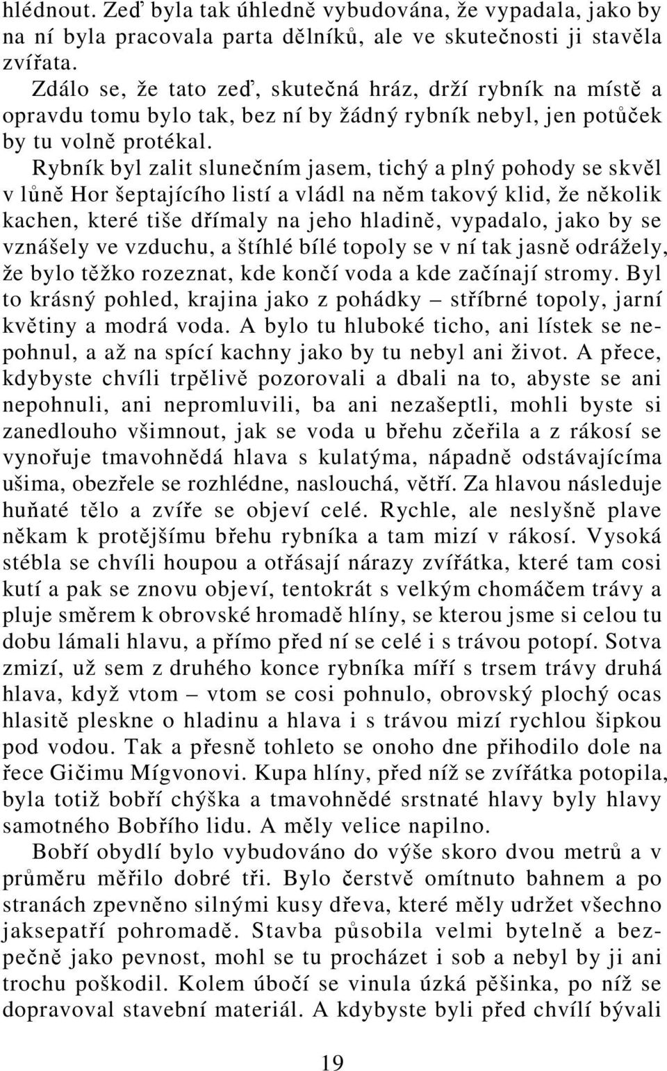 Rybník byl zalit slunečním jasem, tichý a plný pohody se skvěl v lůně Hor šeptajícího listí a vládl na něm takový klid, že několik kachen, které tiše dřímaly na jeho hladině, vypadalo, jako by se