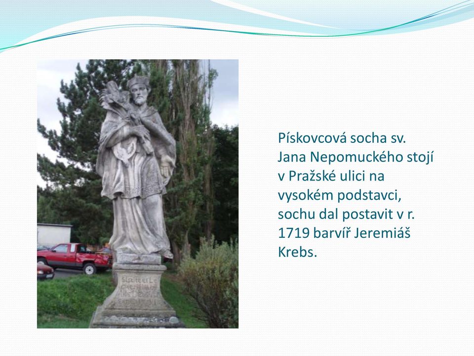 ulici na vysokém podstavci, sochu