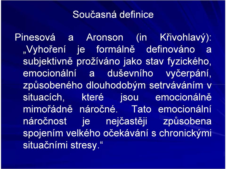 dlouhodobým setrváváním v situacích, které jsou emocionálně mimořádně náročné náročné.