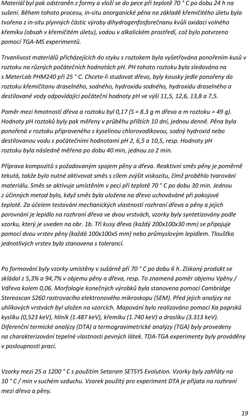 úletu), vodou v alkalickém prostředí, což bylo potvrzeno pomocí TGA-MS experimentů.