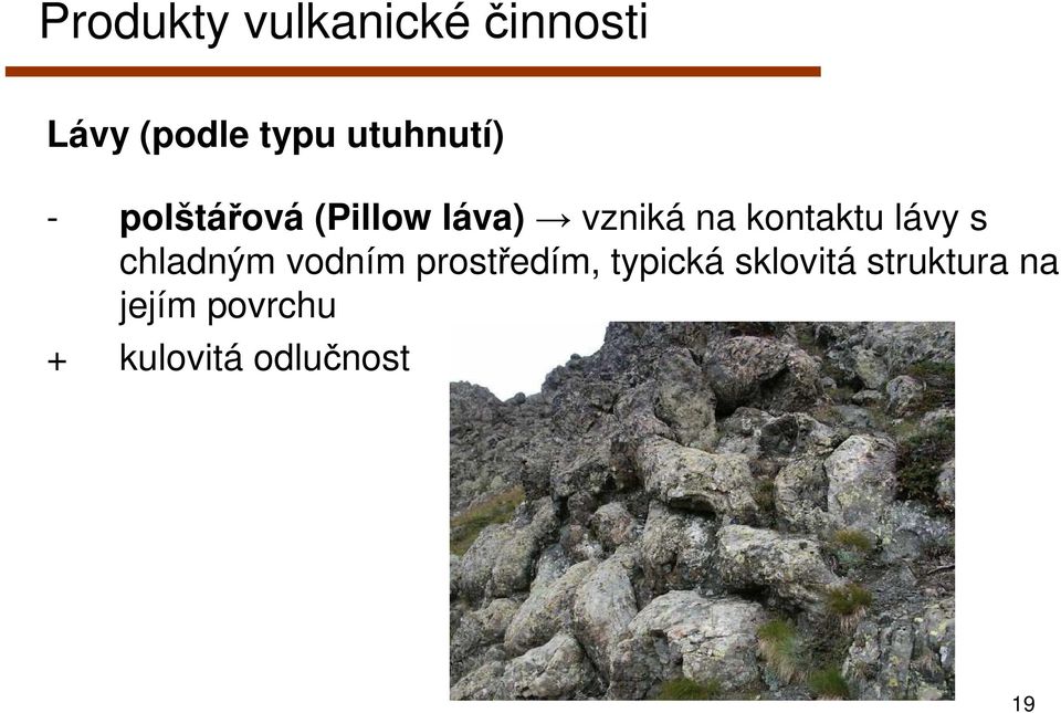 kontaktu lávy s chladným vodním prostředím,