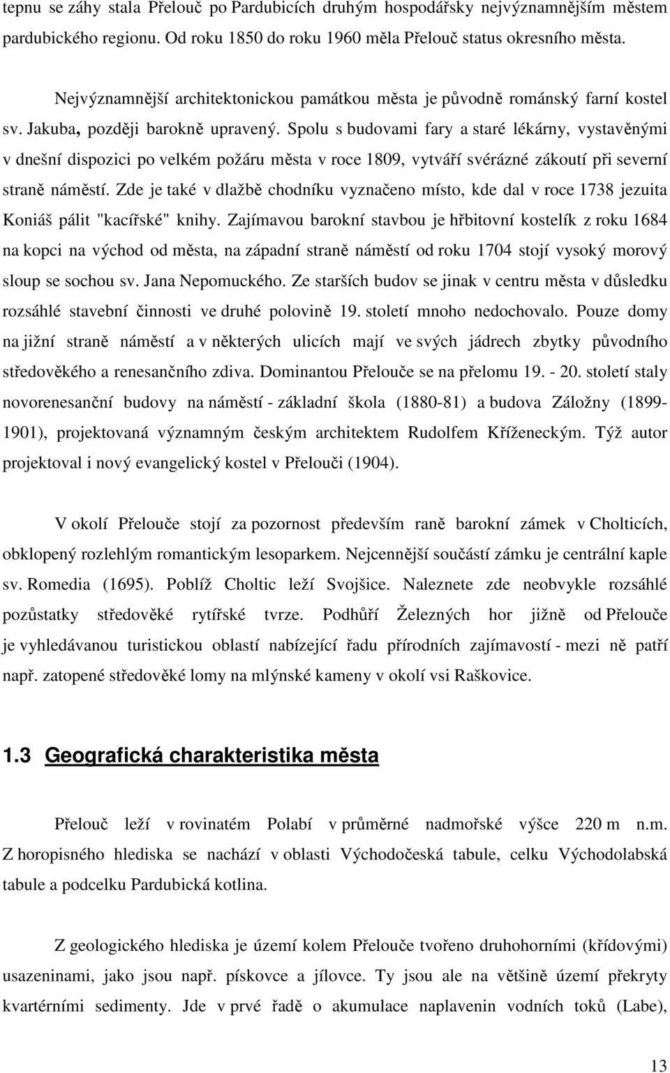 Spolu s budovami fary a staré lékárny, vystavěnými v dnešní dispozici po velkém požáru města v roce 1809, vytváří svérázné zákoutí při severní straně náměstí.