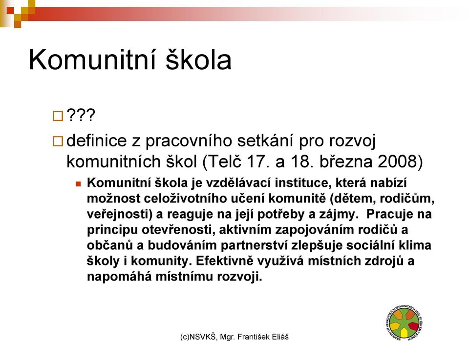 rodičům, veřejnosti) a reaguje na její potřeby a zájmy.