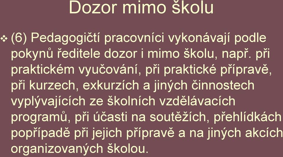 při praktickém vyučování, při praktické přípravě, při kurzech, exkurzích a jiných