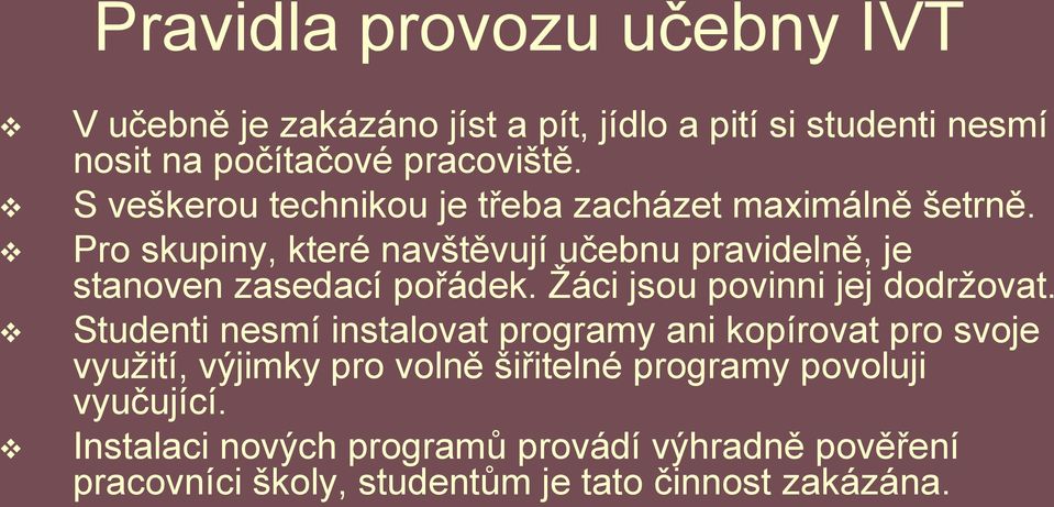 Pro skupiny, které navštěvují učebnu pravidelně, je stanoven zasedací pořádek. Žáci jsou povinni jej dodržovat.