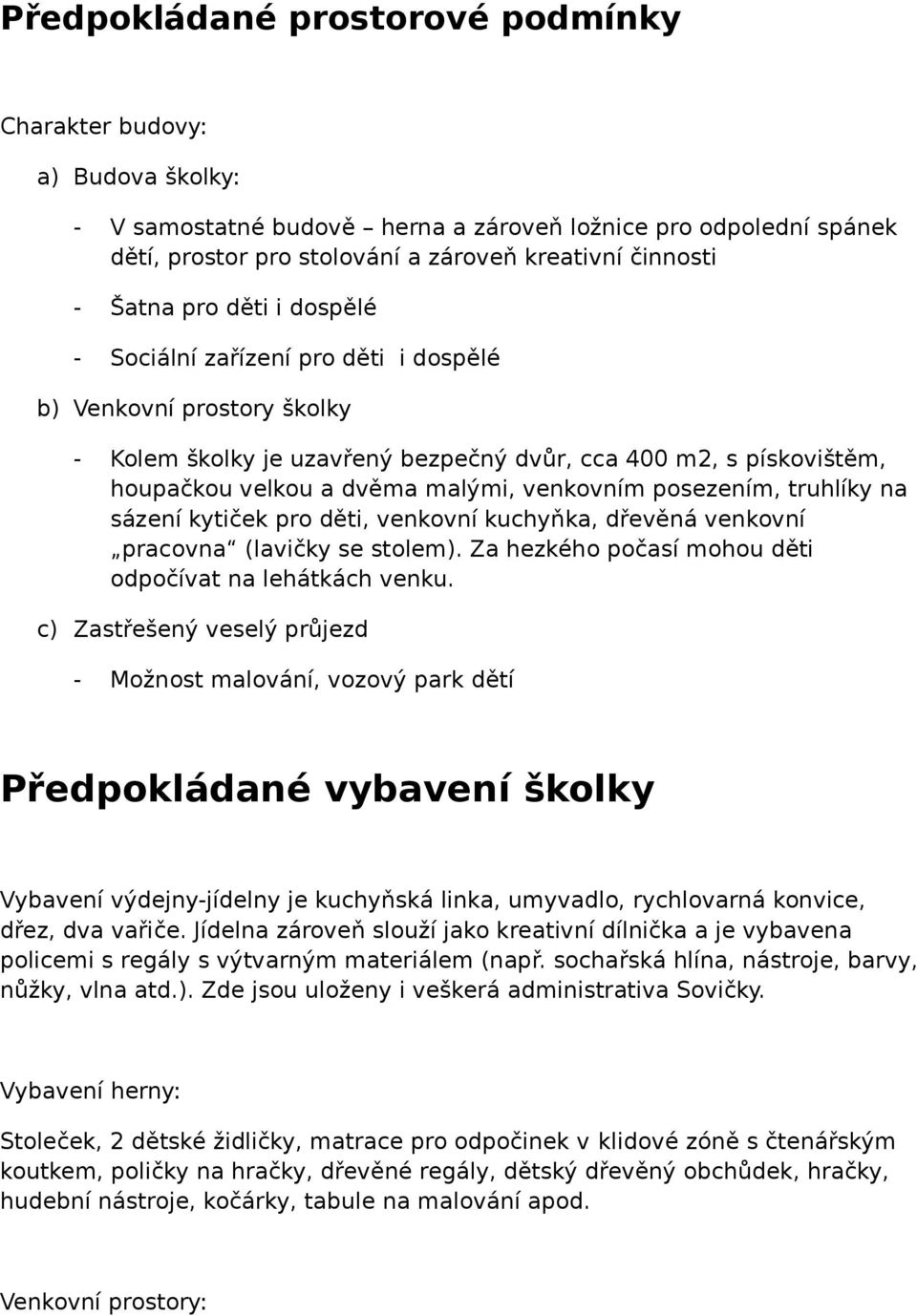 venkovním posezením, truhlíky na sázení kytiček pro děti, venkovní kuchyňka, dřevěná venkovní pracovna (lavičky se stolem). Za hezkého počasí mohou děti odpočívat na lehátkách venku.