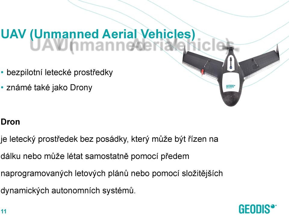 na dálku nebo může létat samostatně pomocí předem naprogramovaných