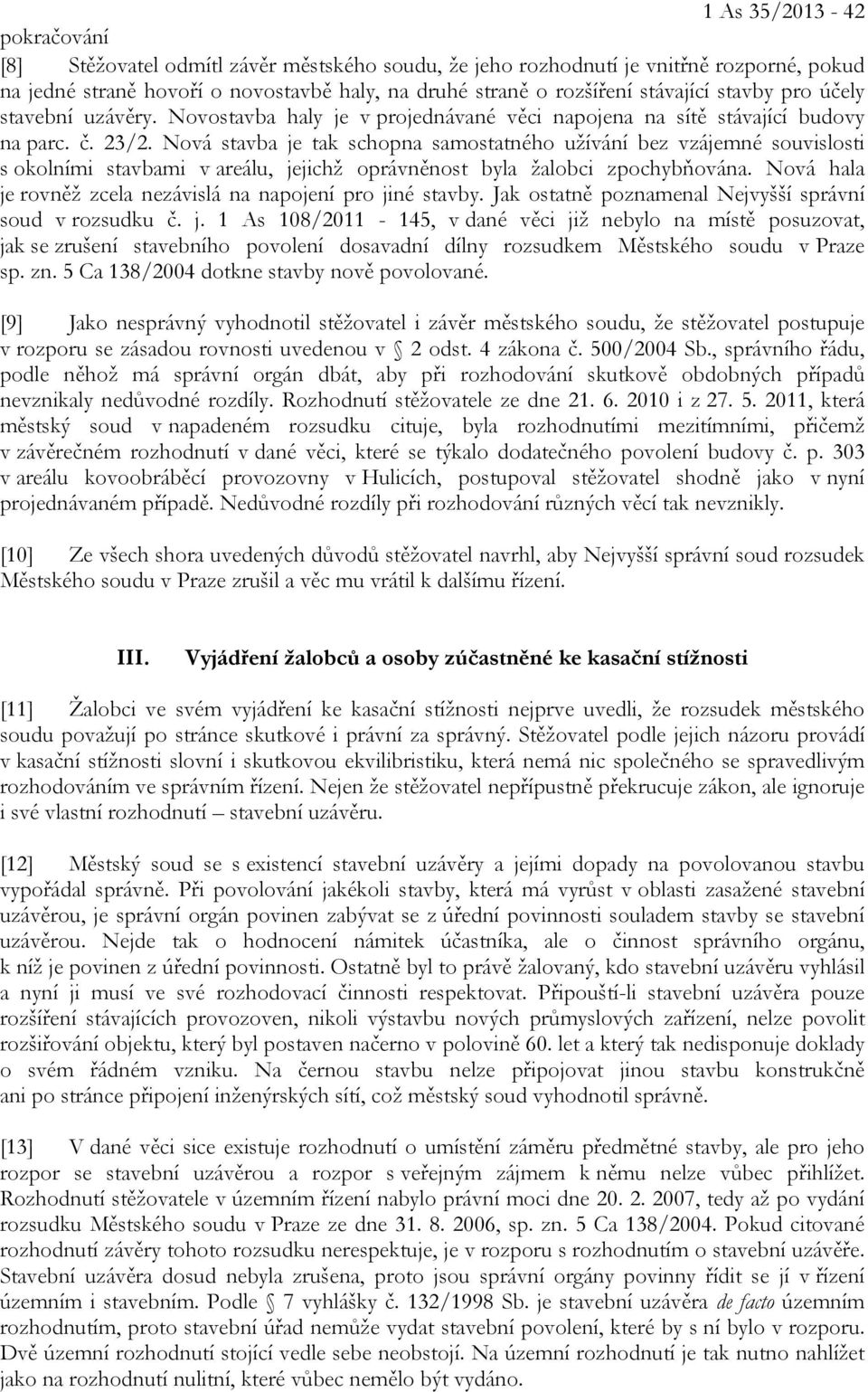 Nová stavba je tak schopna samostatného užívání bez vzájemné souvislosti s okolními stavbami v areálu, jejichž oprávněnost byla žalobci zpochybňována.