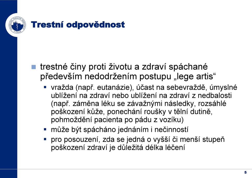 záměna léku se závažnými následky, rozsáhlé poškození kůže, ponechání roušky v tělní dutině, pohmoždění pacienta po pádu z