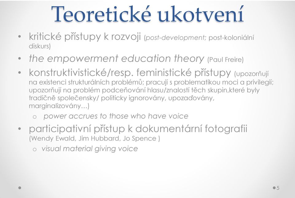 feministické přístupy (upozorňují na existenci strukturálních problémů; pracují s problematikou moci a privilegií; upozorňují na problém