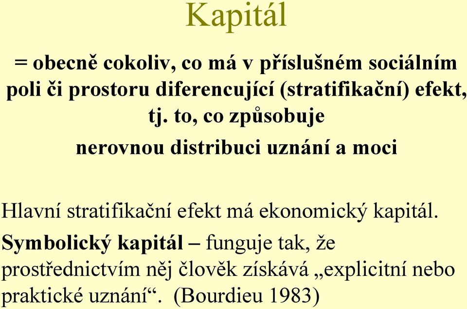 to, co způsobuje nerovnou distribuci uznání a moci Hlavní stratifikační efekt má