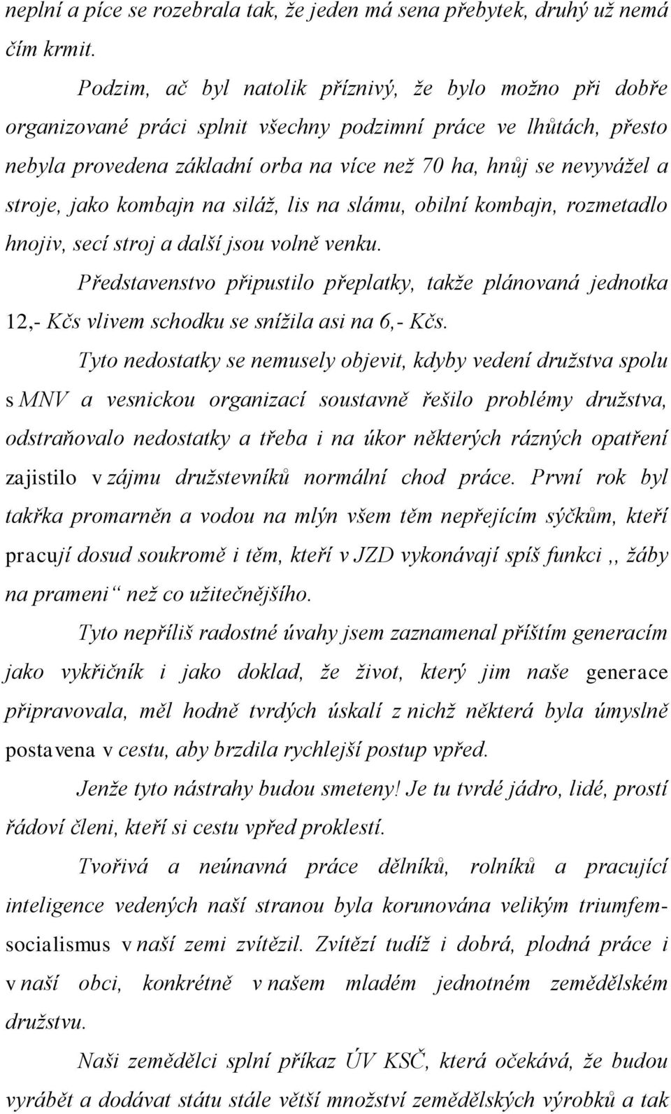 stroje, jako kombajn na siláž, lis na slámu, obilní kombajn, rozmetadlo hnojiv, secí stroj a další jsou volně venku.