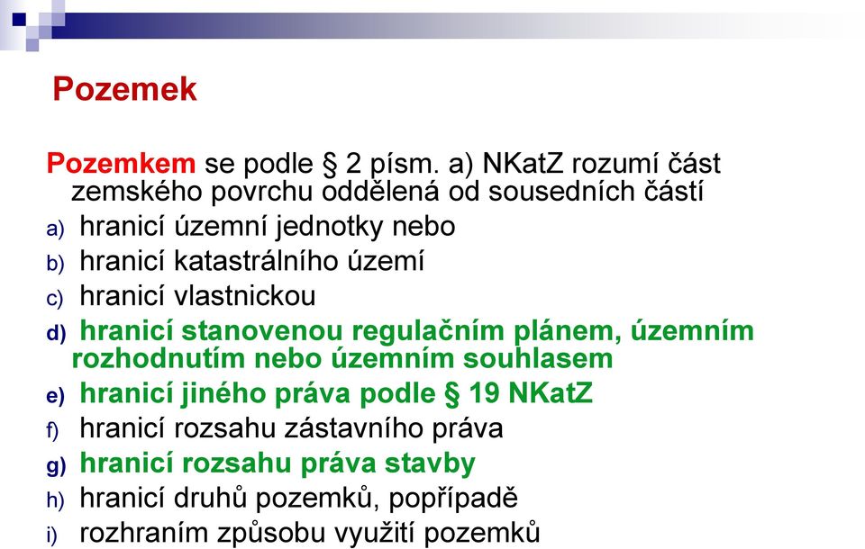 c) hranicí vlastnickou d) hranicí stanovenou regulačním plánem, územním rozhodnutím nebo územním souhlasem e) hranicí jiného