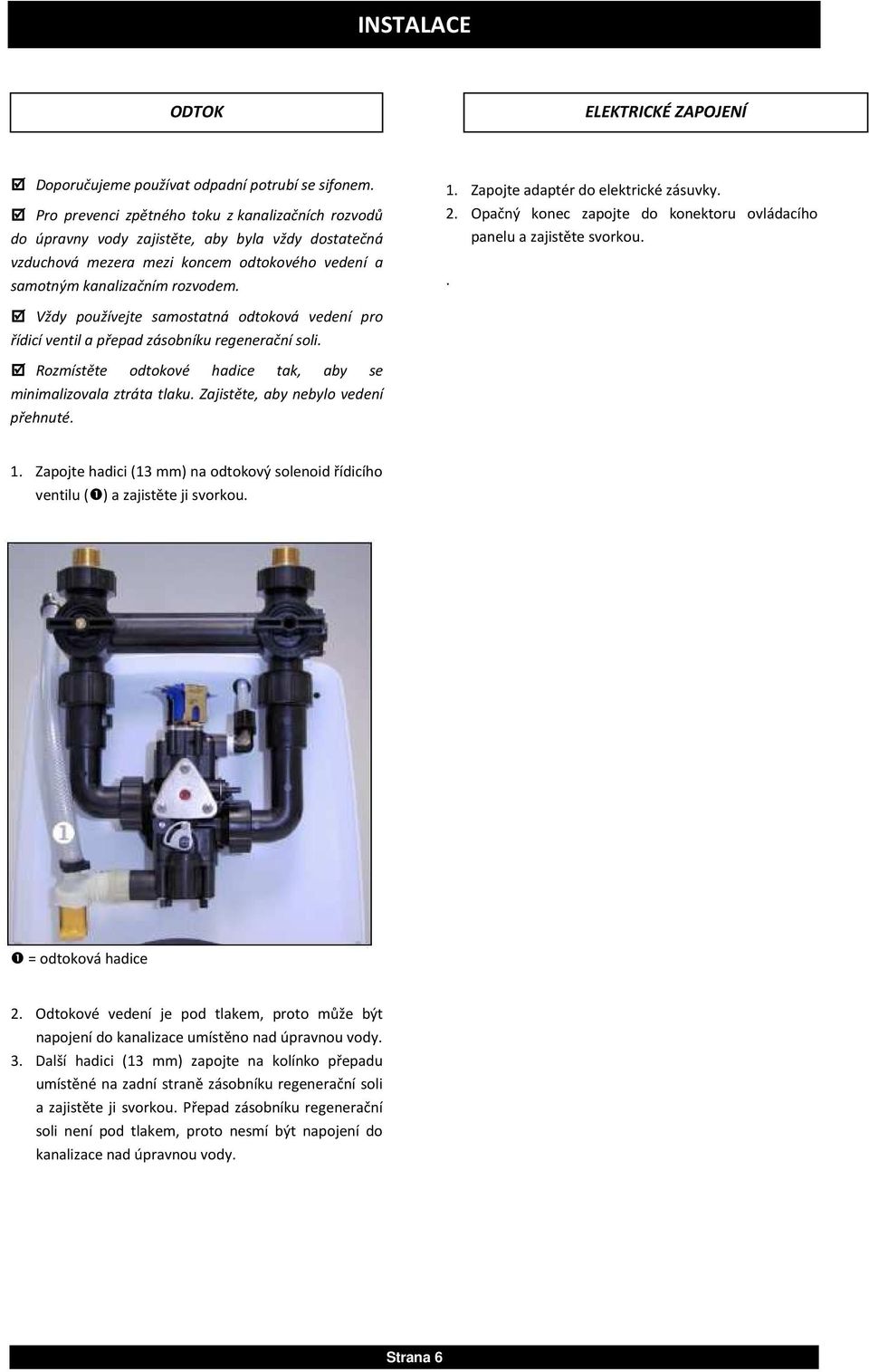 Zapojte adaptér do elektrické zásuvky. 2. Opačný konec zapojte do konektoru ovládacího panelu a zajistěte svorkou.