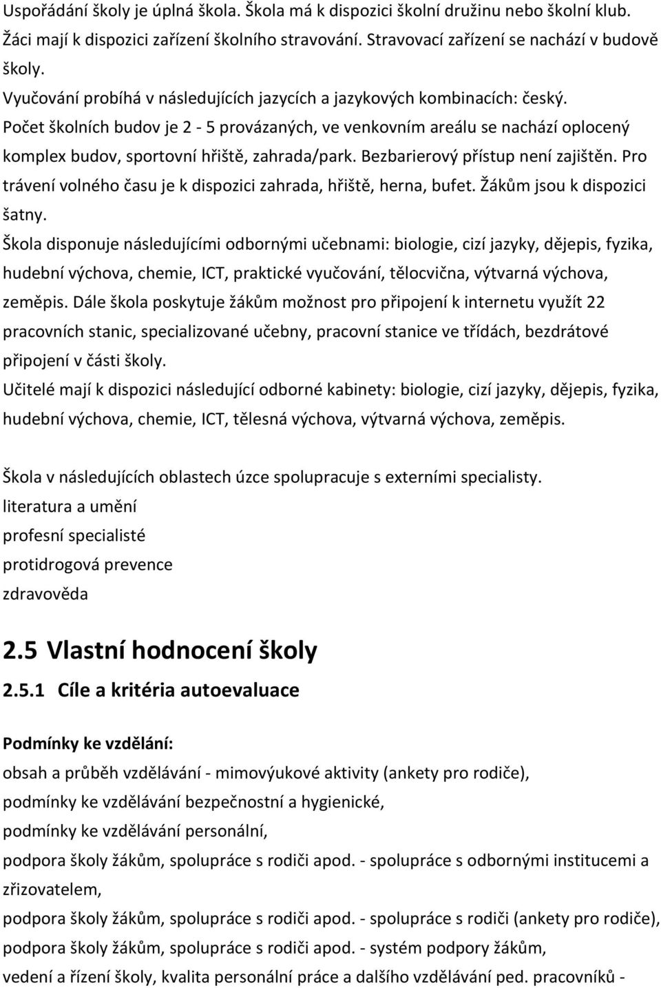 Počet školních budov je 2-5 provázaných, ve venkovním areálu se nachází oplocený komplex budov, sportovní hřiště, zahrada/park. Bezbarierový přístup není zajištěn.