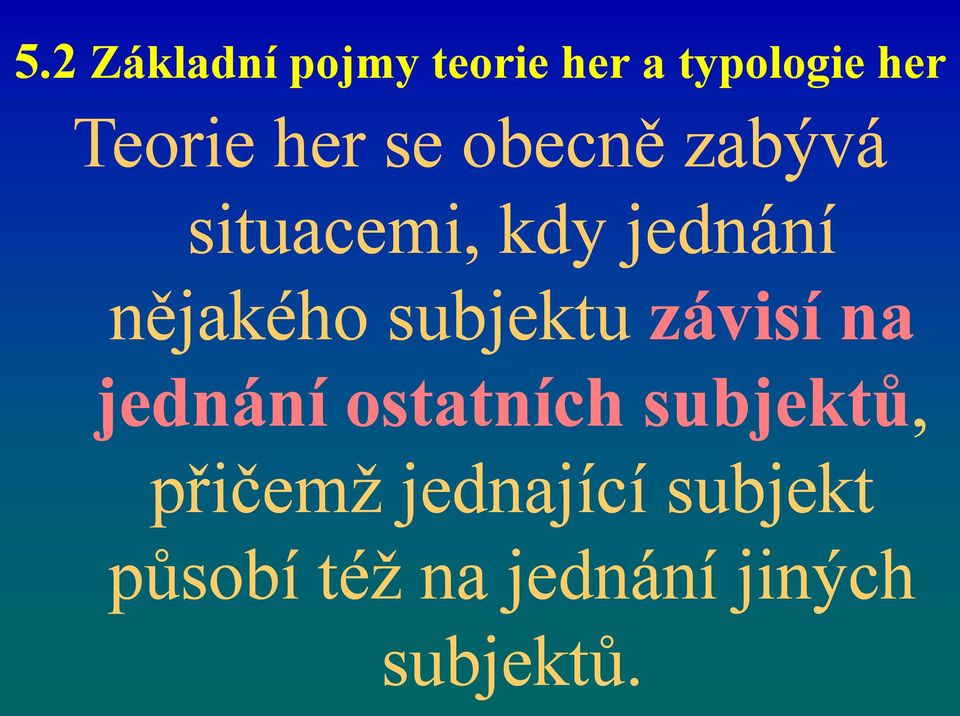 subjektu závisí na jednání ostatních subjektů, přičemž