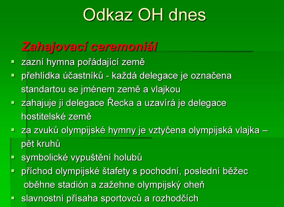 za zvuků olympijské hymny je vztyčena olympijská vlajka pět kruhů symbolické vypuštění holubů příchod