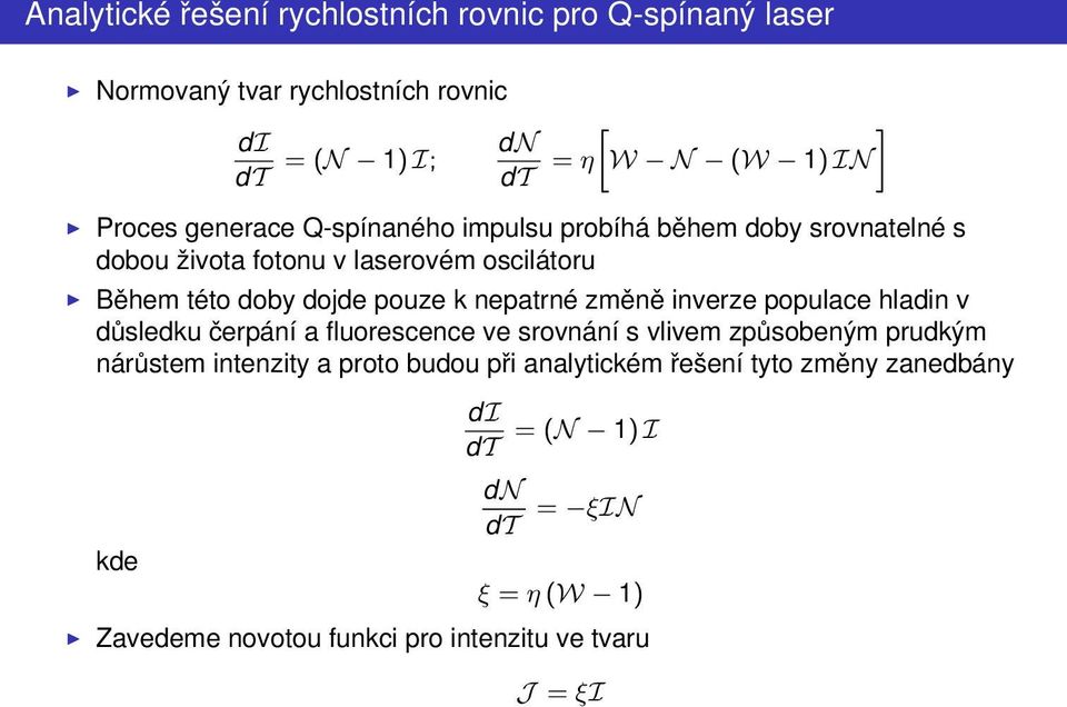 nepatrné změně inverze populace hladin v důsledku čerpání a fluorescence ve srovnání s vlivem způsobeným prudkým nárůstem intenzity a proto