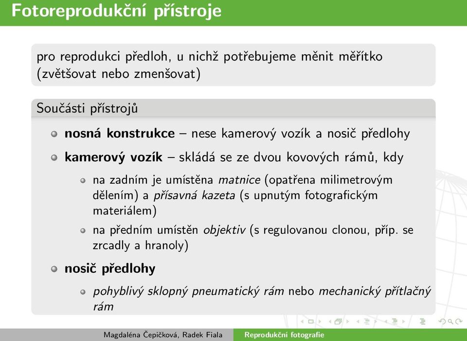 je umístěna matnice (opatřena milimetrovým dělením) a přísavná kazeta (s upnutým fotografickým materiálem) na předním umístěn