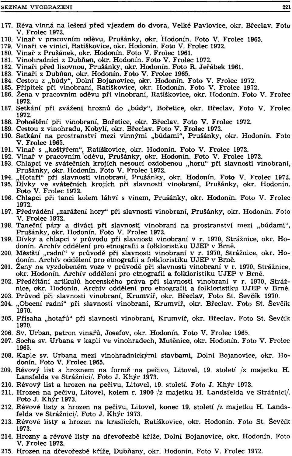 Vinaři před lisovnou, Prušánky, okr. Hodonín. Foto R. Jeřábek 1961. 183. Vinaři z Dubňan, okr. Hodonín. Foto V. Frolec 184. Cestou z búdy", Dolní Bojanovice, okr. Hodonín. Foto V. Frolec 185.