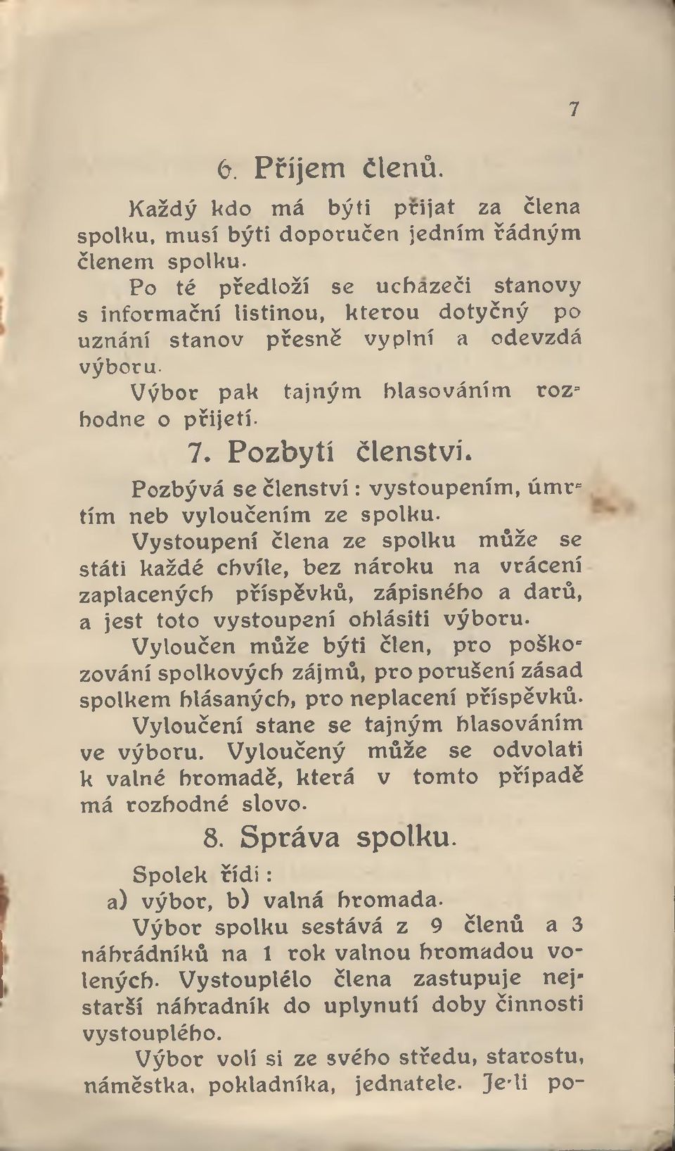 Pozbývá se Členství: vystoupením, ú m r tím neb vyloučením ze spolku.