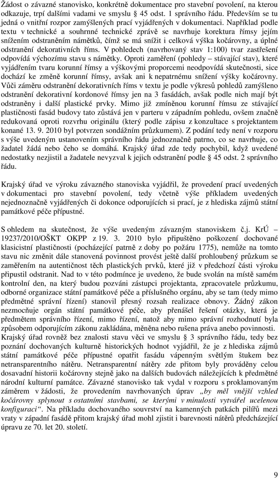 Například podle textu v technické a souhrnné technické zprávě se navrhuje korektura římsy jejím snížením odstraněním námětků, čímž se má snížit i celková výška kočárovny, a úplné odstranění