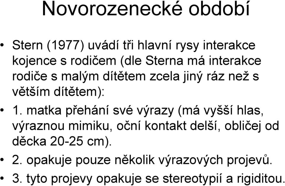 matka přehání své výrazy (má vyšší hlas, výraznou mimiku, oční kontakt delší, obličej od