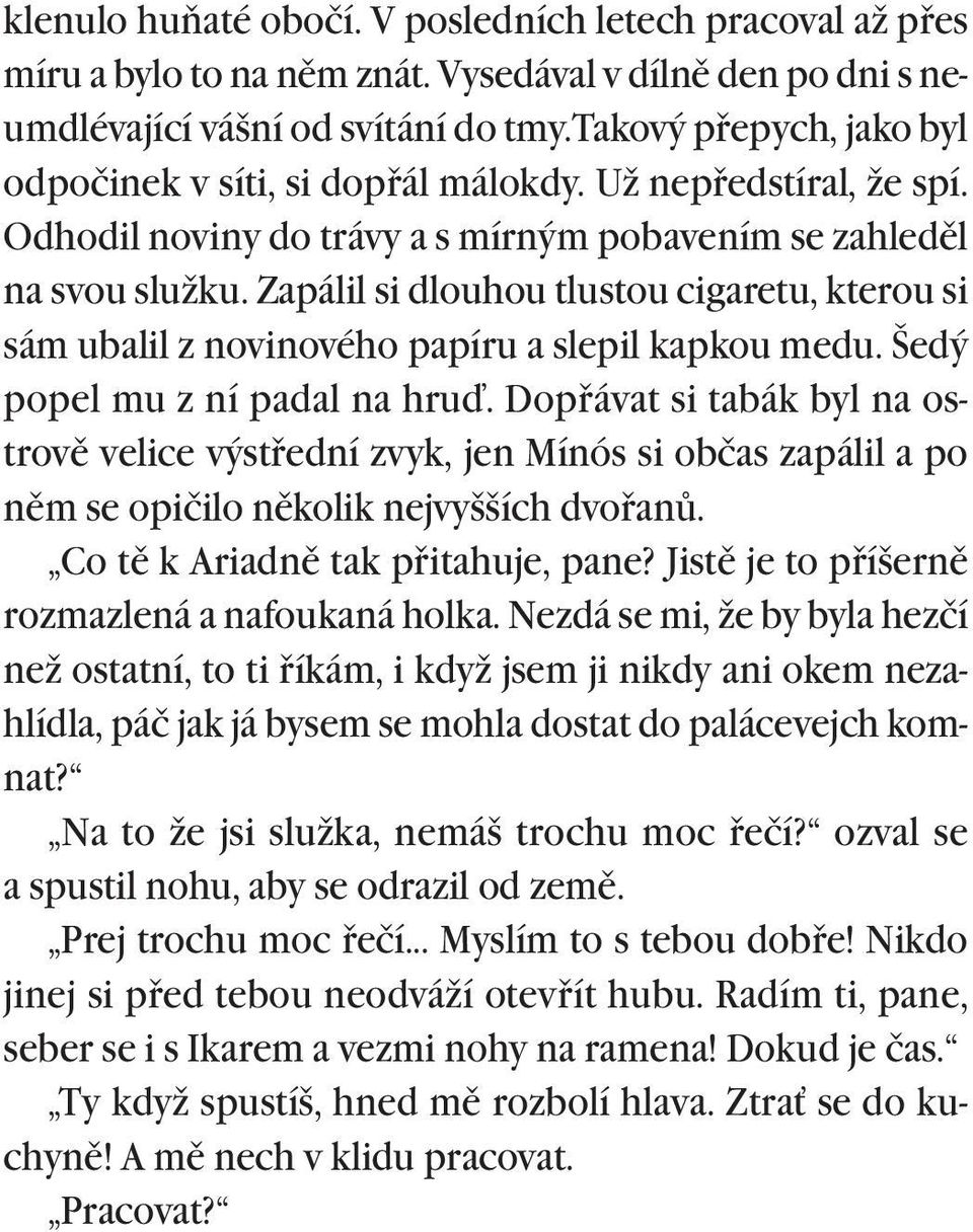 Zapálil si dlouhou tlustou cigaretu, kterou si sám ubalil z novinového papíru a slepil kapkou medu. Šedý popel mu z ní padal na hruï.