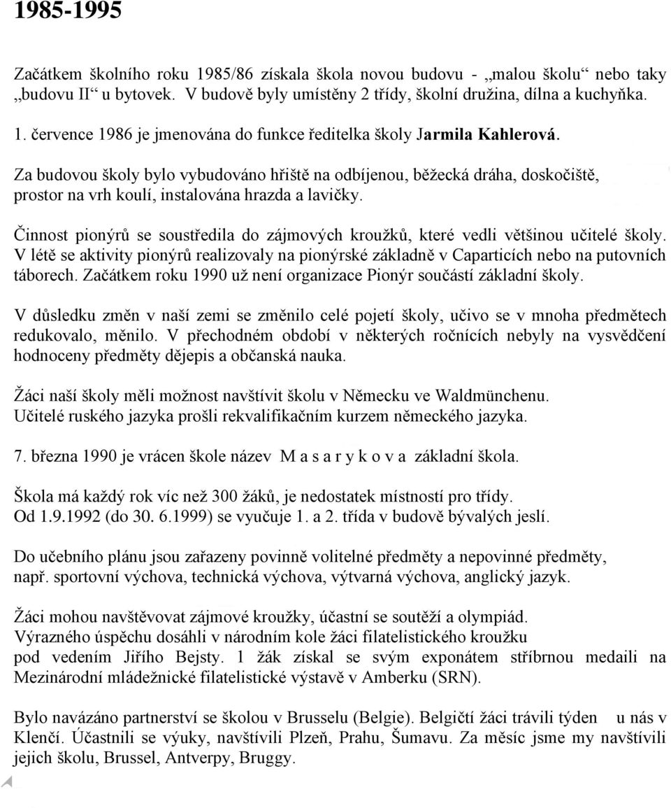 Činnost pionýrů se soustředila do zájmových kroužků, které vedli většinou učitelé školy. V létě se aktivity pionýrů realizovaly na pionýrské základně v Caparticích nebo na putovních táborech.