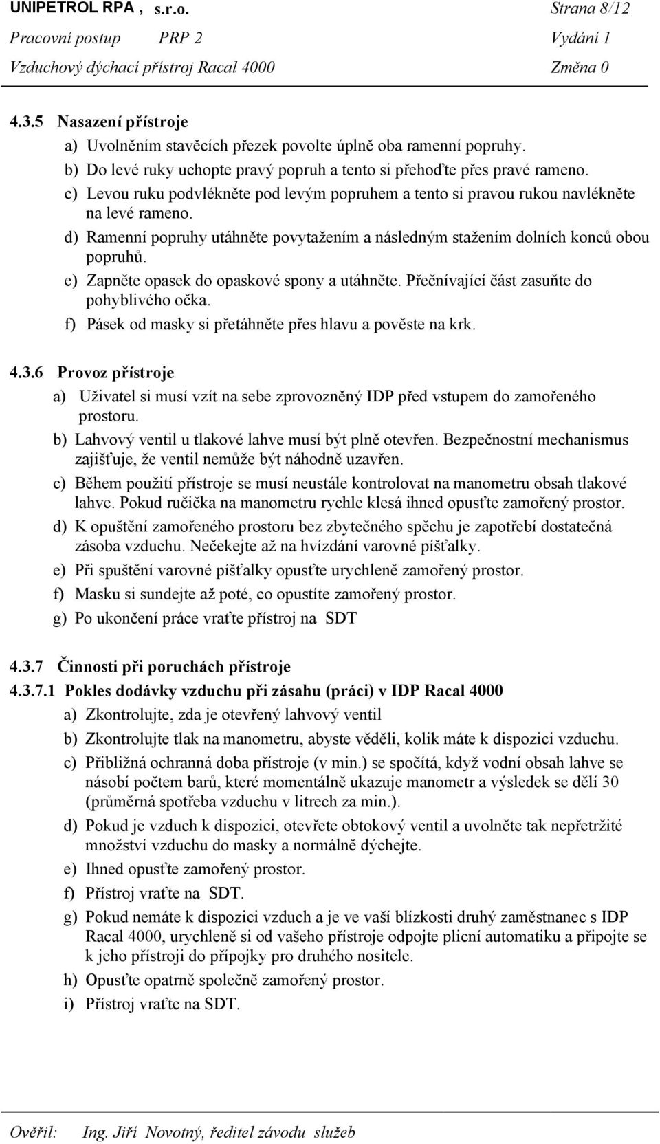 e) Zapněte opasek do opaskové spony a utáhněte. Přečnívající část zasuňte do pohyblivého očka. f) Pásek od masky si přetáhněte přes hlavu a pověste na krk. 4.3.