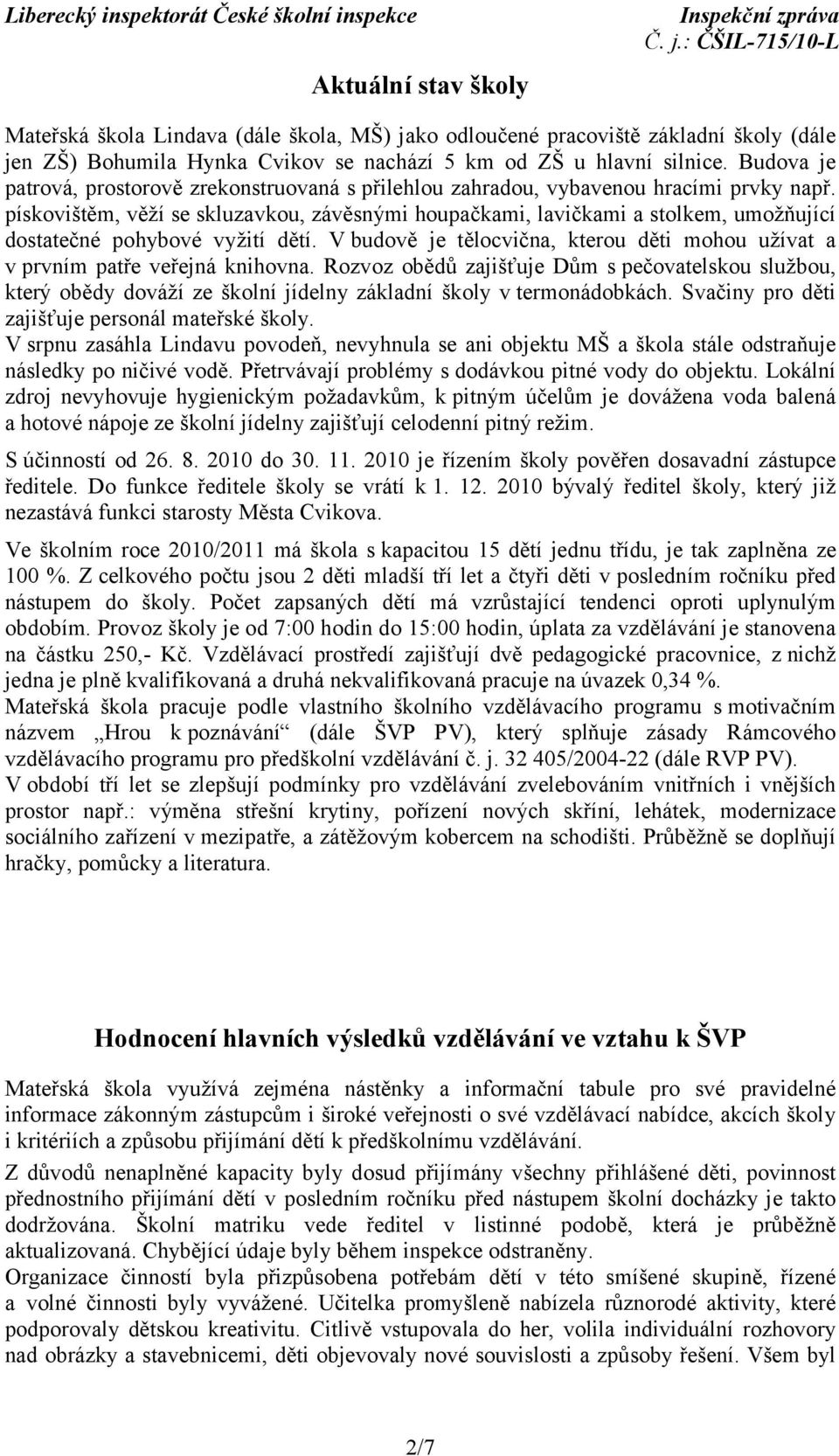 pískovištěm, věží se skluzavkou, závěsnými houpačkami, lavičkami a stolkem, umožňující dostatečné pohybové vyžití dětí.