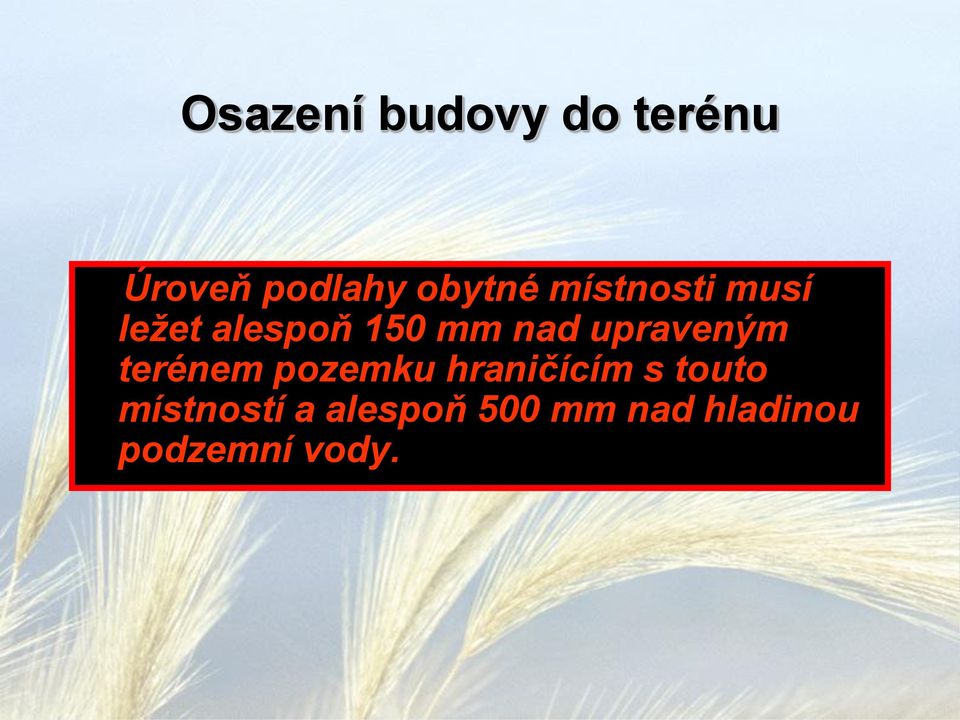 upraveným terénem pozemku hraničícím s touto