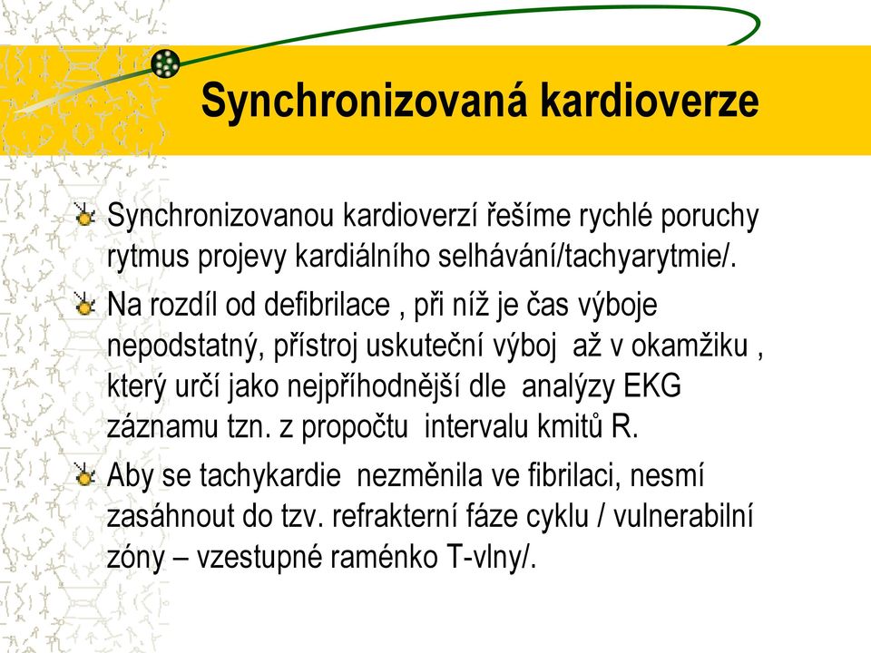 Na rozdíl od defibrilace, při níž je čas výboje nepodstatný, přístroj uskuteční výboj až v okamžiku, který určí