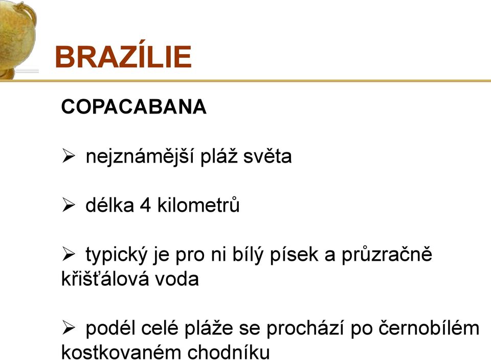 průzračně křišťálová voda podél celé pláže