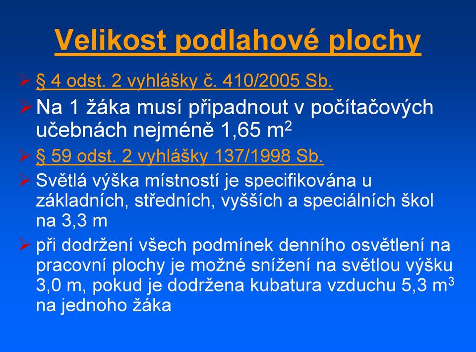 Světlá výška místností je specifikována u základních, středních, vyšších a speciálních škol na 3,3 m při