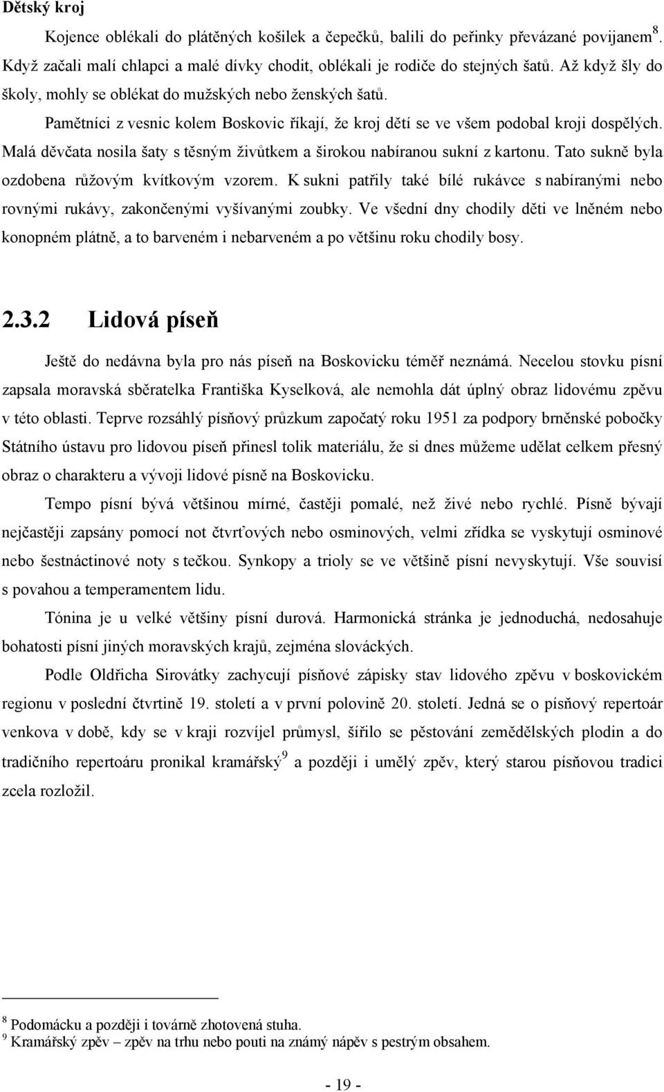 Malá děvčata nosila šaty s těsným živůtkem a širokou nabíranou sukní z kartonu. Tato sukně byla ozdobena růžovým kvítkovým vzorem.