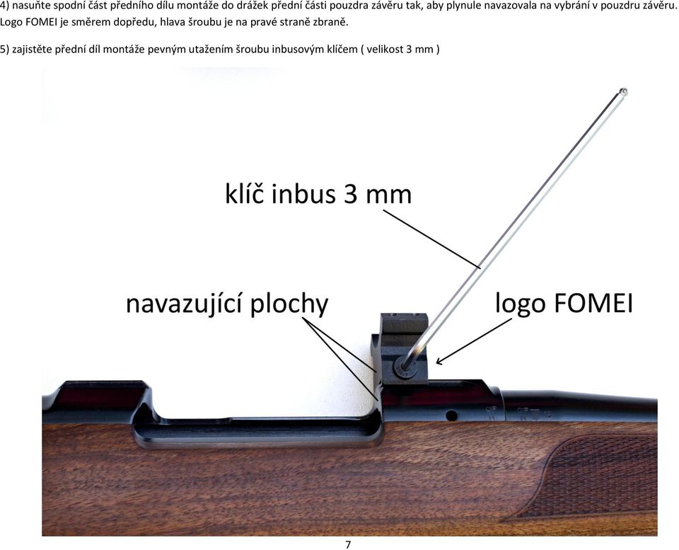 Logo FOMEI je směrem dopředu, hlava šroubu je na pravé straně zbraně.