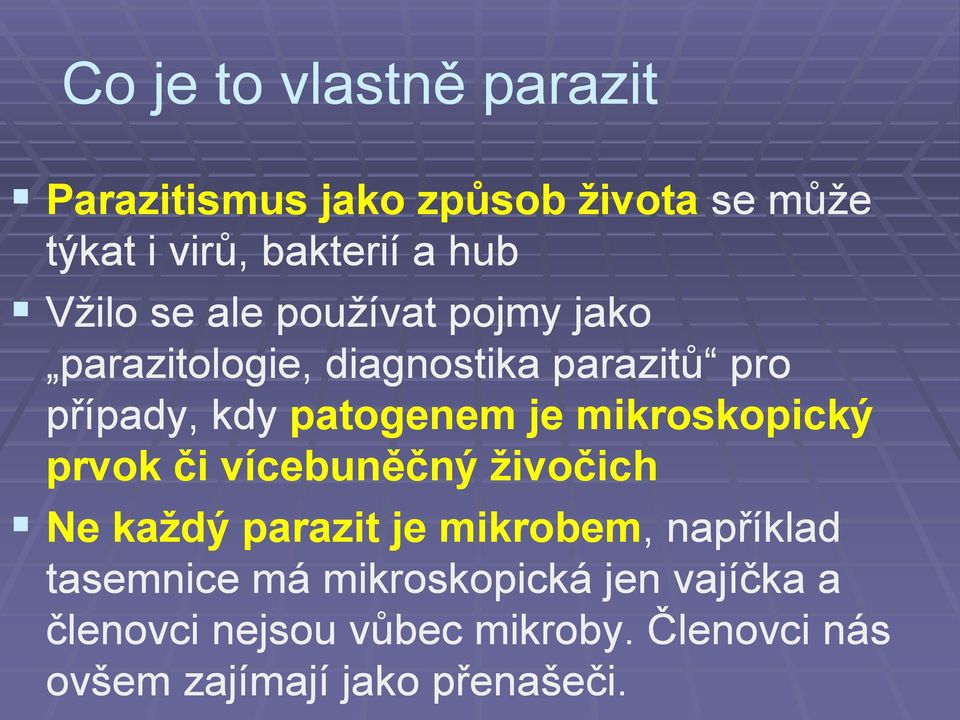 mikroskopický prvok či vícebuněčný živočich Ne každý parazit je mikrobem,, například tasemnice má