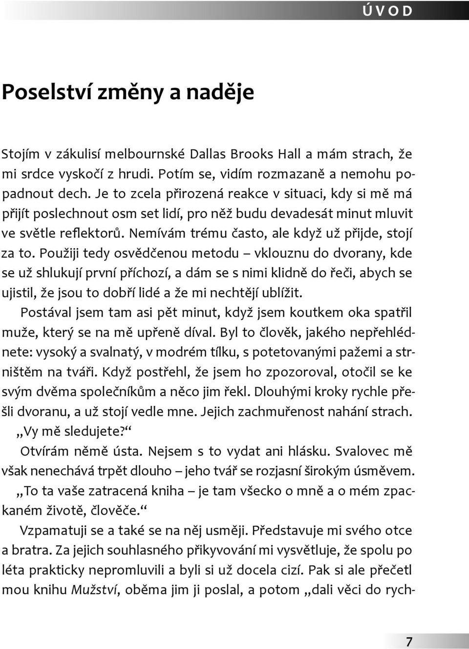 Použiji tedy osvědčenou metodu vklouznu do dvorany, kde se už shlukují první příchozí, a dám se s nimi klidně do řeči, abych se ujistil, že jsou to dobří lidé a že mi nechtějí ublížit.