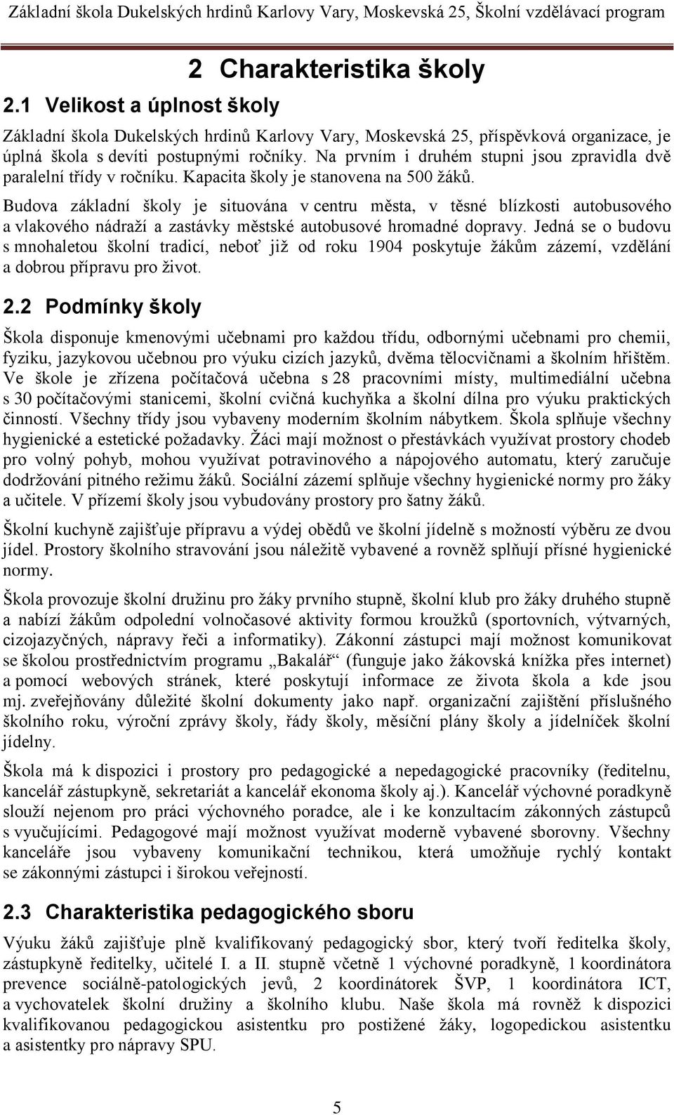 Budova základní školy je situována v centru města, v těsné blízkosti autobusového a vlakového nádraží a zastávky městské autobusové hromadné dopravy.