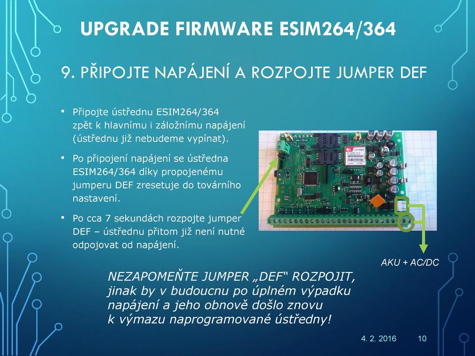 Po připojení napájení se ústředna ESIM264/364 díky propojenému jumperu DEF zresetuje do továrního nastavení.