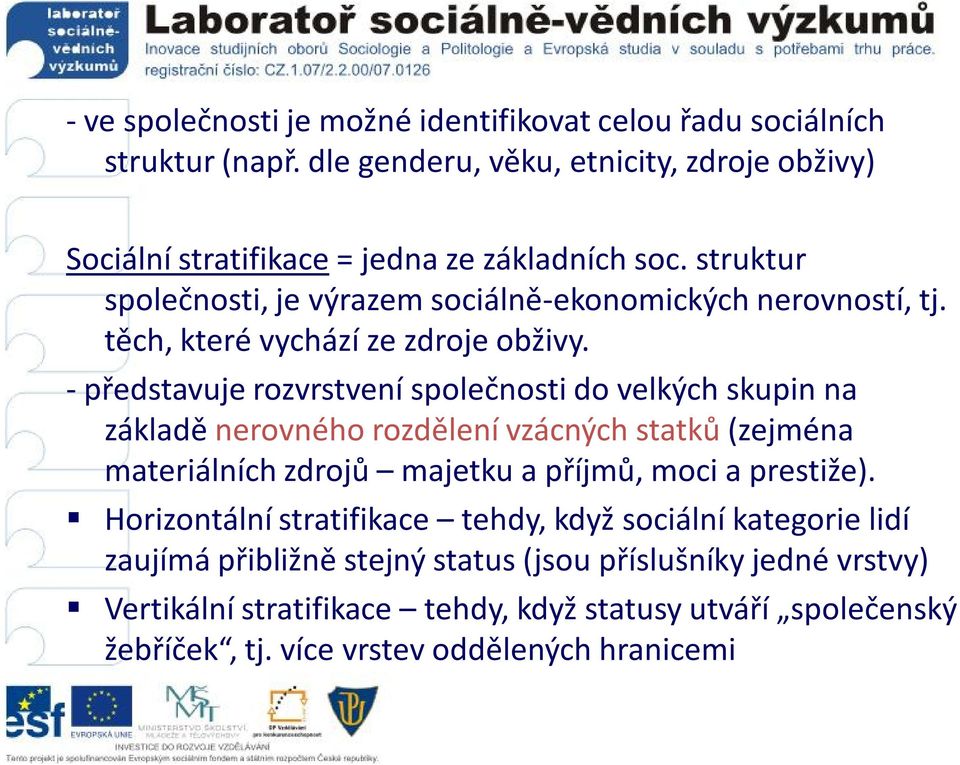 - představuje rozvrstvení společnosti do velkých skupin na základě nerovného rozdělení vzácných statků (zejména materiálních zdrojů majetku a příjmů, moci a prestiže).