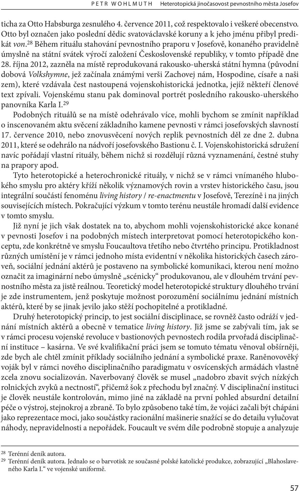 28 Během rituálu stahování pevnostního praporu v Josefově, konaného pravidelně úmyslně na státní svátek výročí založení Československé republiky, v tomto případě dne 28.